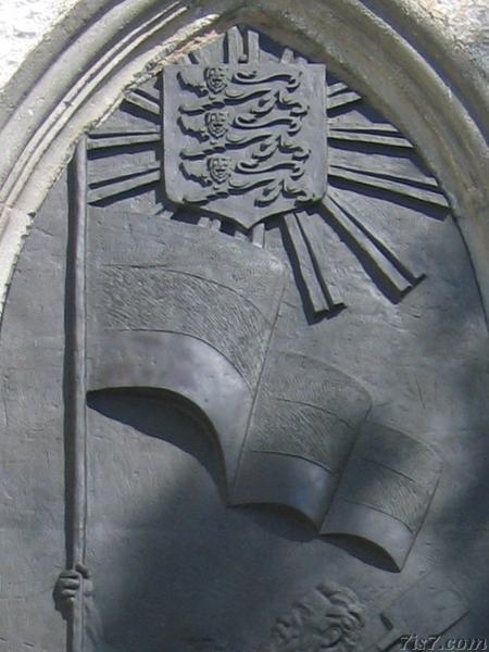 Bas-relief of the flag and state symbol