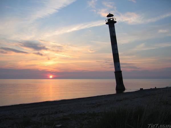 Photo of Kiipsaar lighthouse at dusk