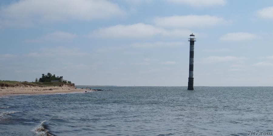 Photo of Kiipsaar lighthouse leaning slightly