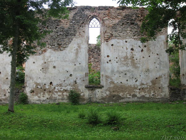 Helme church war damage