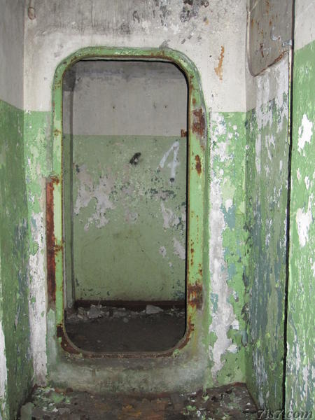 Bunker tunnel door