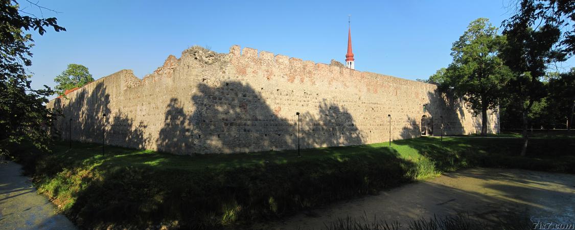 Põltsamaa castle wall