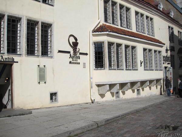 Reaapteek (Town Hall Pharmacy)
facade