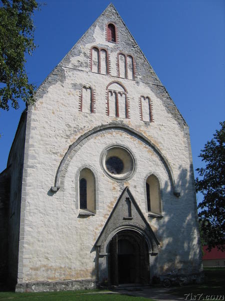 Valjala church facade