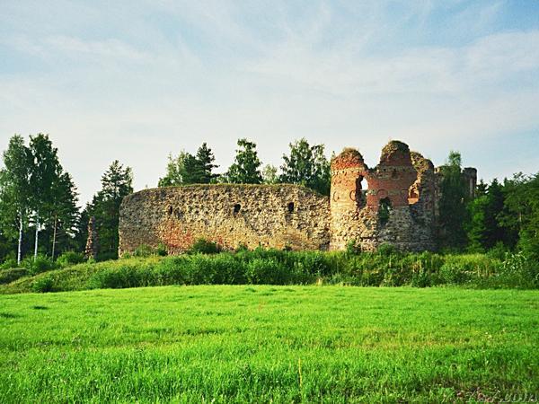 Vahtseliina castle ruins in 1997