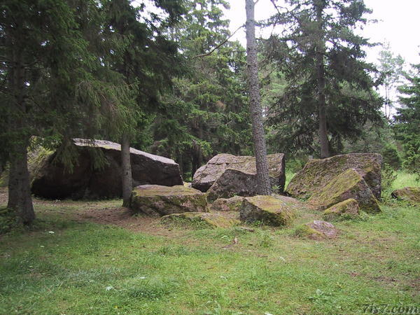 Helmersen Boulders, deposited by glaciers during the ice age
