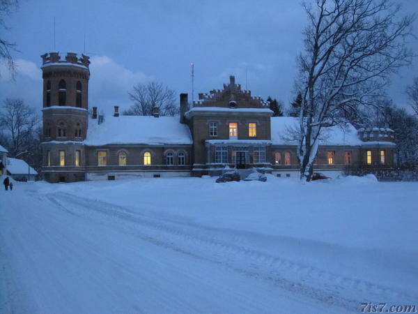 Lustivere manor in the snow