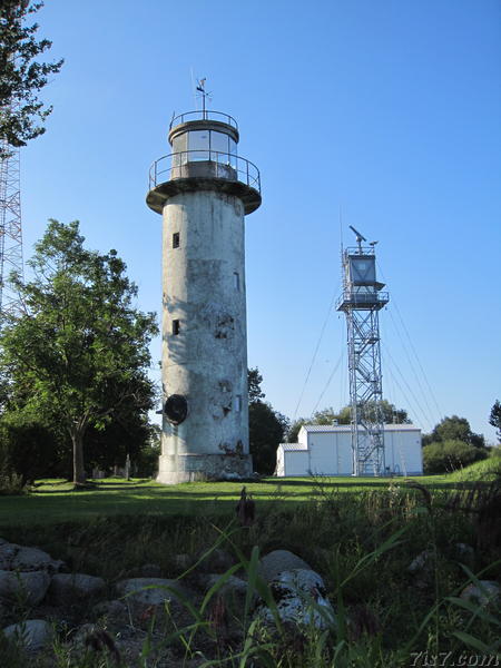 Mehikoorma lighthouse as seen from the beach