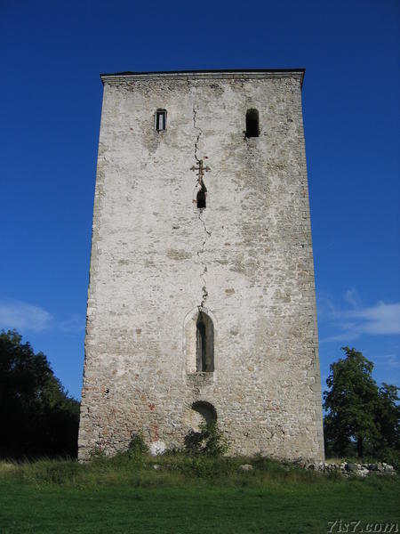 The cracked tower of Pöide church