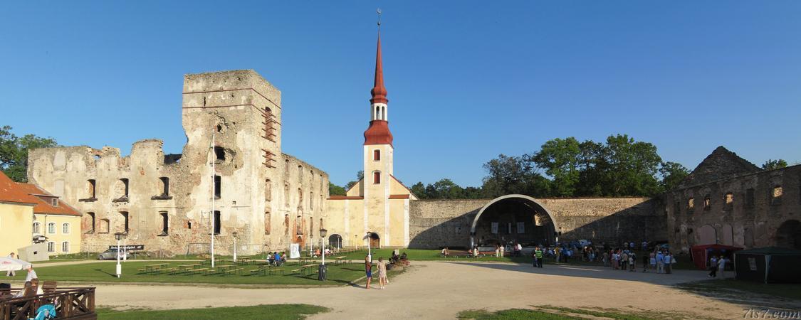 Põltsamaa castle and church