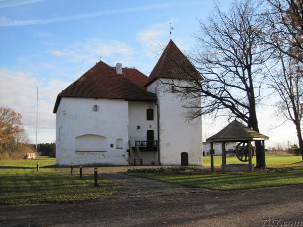 Purtse fortress and well