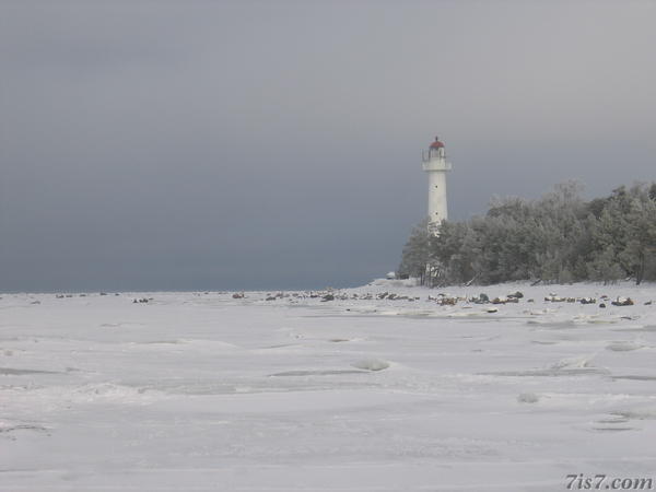 Saxby Lighthouse looking out over the frozen sea