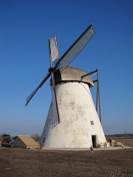 Seidla windmill seen from the side