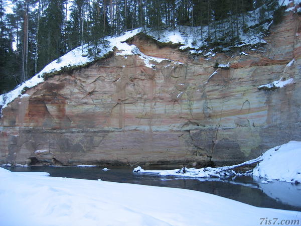 Suur Taevaskoda sandstone cliff in winter
