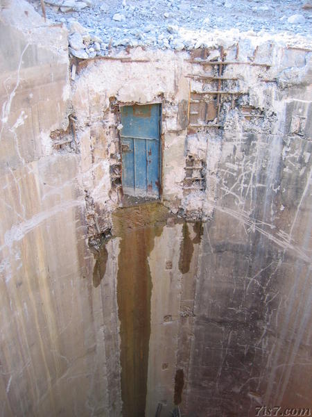 Vilaski missile silo door