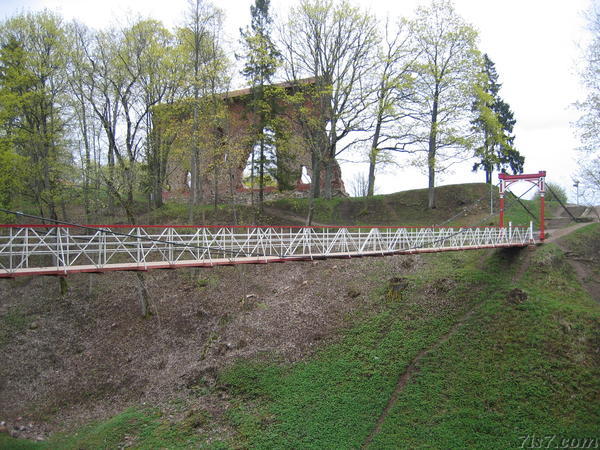 Viljandi castle ruins and
hanging bridge
